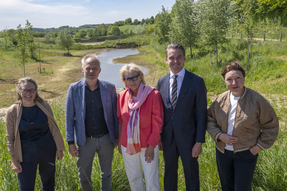 Deltacommissaris Verdaas onder de indruk van Limburgse aanpak wateroverlast tijdens zijn werkbezoek 8 mei: "Hier wordt keihard gewerkt om een volgende ramp te voorkomen. De aanpak in Limburg is een mooi voorbeeld voor andere gebieden in het Deltaprogramma” bit.ly/42QV1Zk
