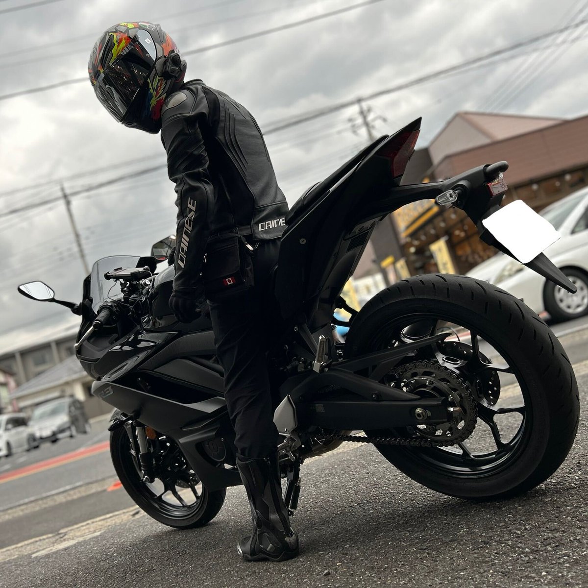 DAINESEMISATO's tweet image. Brilliant #DaineseCrew &amp;amp; #AGVRider !!

YZF-R3のブラック合わせたレザージャケットとレーシングブーツの組み合わせがExcellent!!
さらに、SC Projectのマフラーがスポーティで上級者らしい雰囲気を際立たせています。

カスタムしたばかりでのご来店ありがとうございました🎉

#ダイネーゼは2年保証