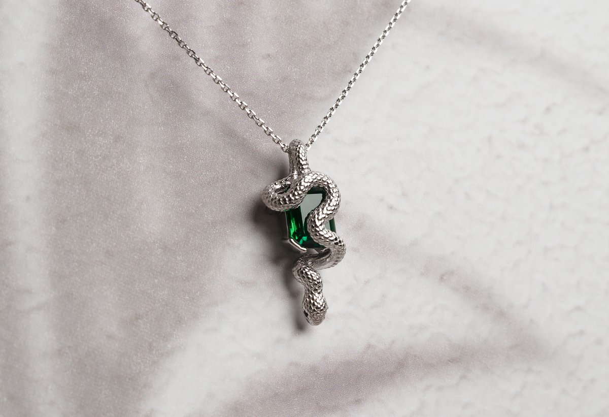 #RT이벤트 #팔로우이벤트 
뱀 목걸이 첫 공개 이벤트🐍💚
뱀이 허물을 벗는 모습은  새로운 시작과 성장을 상징하여
과거의 나보다 더 나은 방향으로 나아가는 의미를 담고 있다고 합니다 ᕦ( •ᗜ•)ᕤ
hiris.co.kr/product/%EC%8B…
히리스 홈페이지 이벤트 창에서 5월 9일부터~5월 18일 까지 오픈해요!