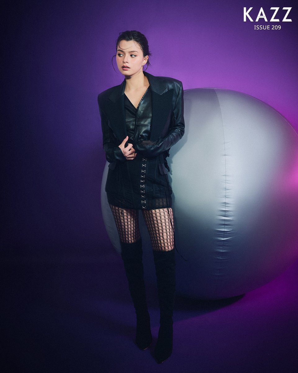 #KAZZ19thxFreenBecky

สายตาสะท้านไปถึงหัวใจ! กับสองสาว 'ฟรีน - เบ็คกี้' บนปกครบรอบ 19 ปี KAZZ MAGAZINE issue.209 💜

➖Pre order : kazzmarket.com
➖Foreigners : worldwide.kazzmarket.com

#KAZZMAGAZINE #FreenBecky #ฟรีนเบค