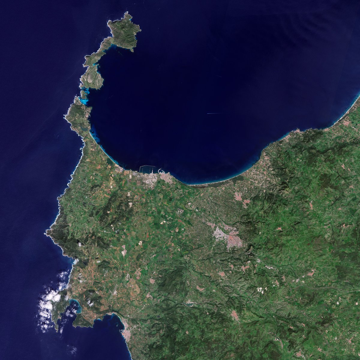 ESA Earth Observation (@esa_eo) on Twitter photo Northwest Sardinia🇮🇹 as seen from space.
This <a href="/CopernicusEU/">Copernicus EU</a> Sentinel-2 image shows part of the Italian island, featuring the city of Sassari, located on a plateau 225 m above sea level, the port of Porto Torres, and the coastal city of Alghero.
Also visible is Asinara Island, Northwest Sardinia🇮🇹 as seen from space.
This <a href="/CopernicusEU/">Copernicus EU</a> Sentinel-2 image shows part of the Italian island, featuring the city of Sassari, located on a plateau 225 m above sea level, the port of Porto Torres, and the coastal city of Alghero.
Also visible is Asinara Island,