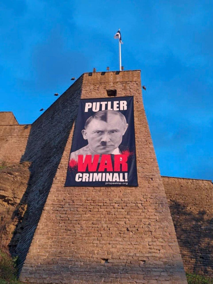 A banner at the wall of the museum in Narva, Estonia, facing Russia and the stage.

Thank you, Estonia! 🇪🇪🇺🇦