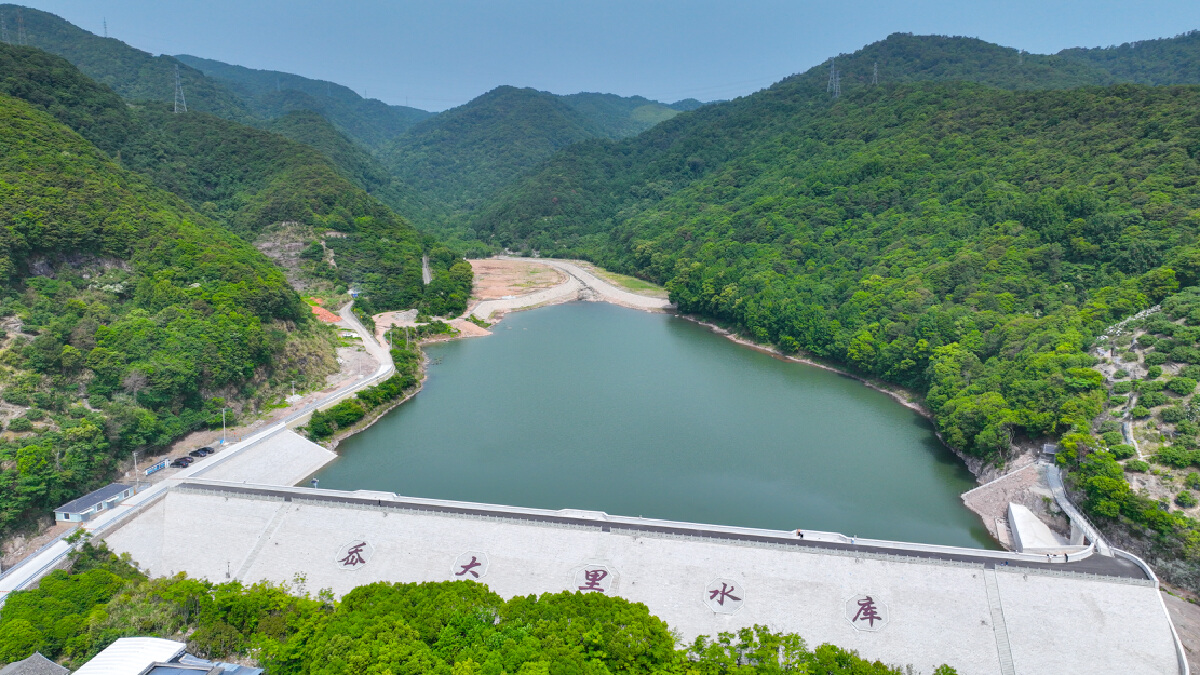 HAISHULOU's tweet photo. 🌊 "Aodaoli Reservoir Reborn: Jade-Green Jewel Guards Haishu’s Flood Defenses!"
🏞️ A 60-yr-old "water guardian" gets a tech-driven facelift—595,600m³ capacity, smart sensors, and eco-drilling. Now clears floods in 48hrs, safeguarding 600+ acres. 💧⚡ #SmartDams #FloodFortitude https://t.co/7K2ucReWYN