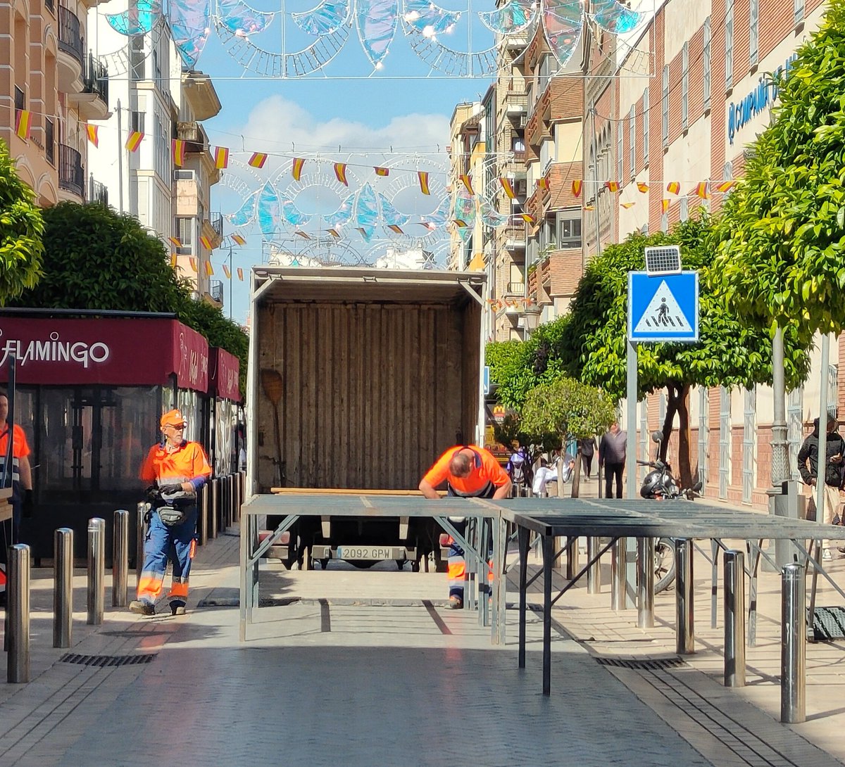 En estos momentos nuestros operarios están montando el escenario para la verbena de Ntra. Sra. de los Desamparados.
C/ Susana Benítez