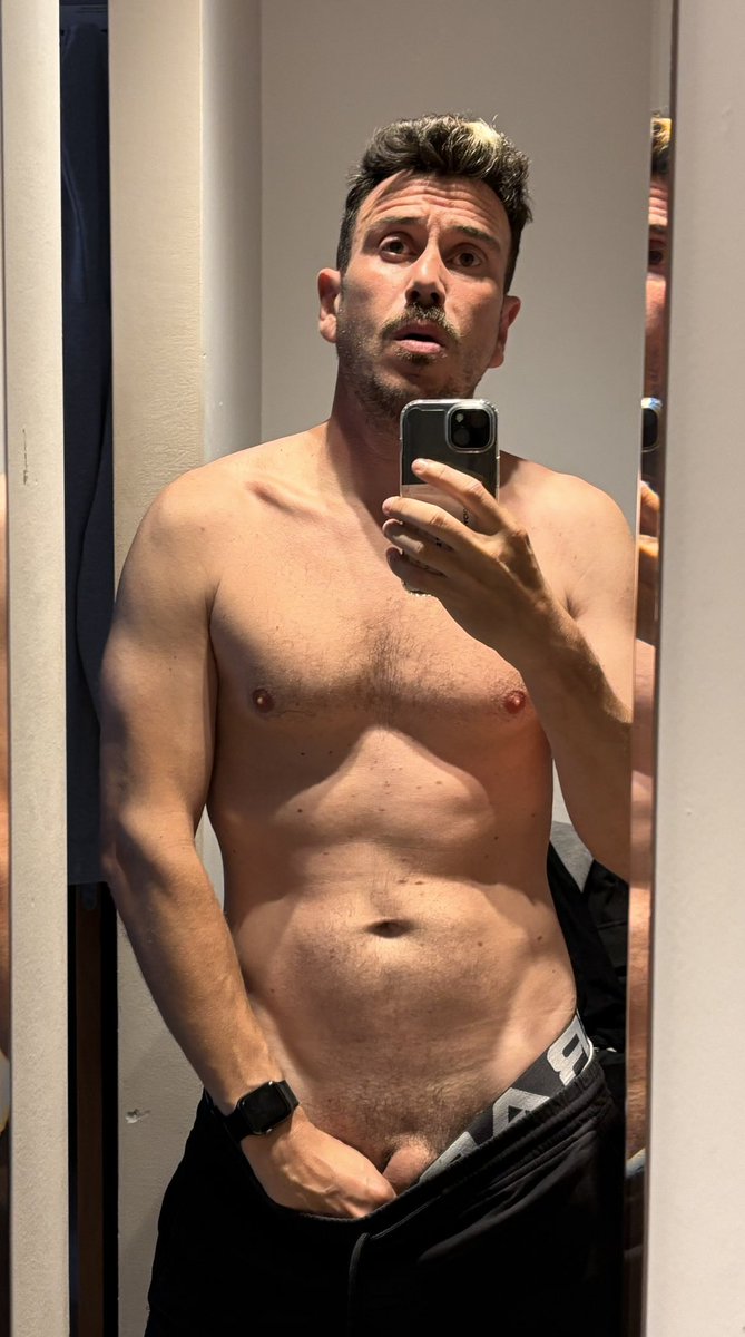 francamacho82's tweet photo. Un poco de piel, un poco de actitud. Lo demás… descúbrelo tú.
#GayVibes #LGBTQ+ #HotBoyAlert #GayInspo #SeducciónGay #OnlyGuys #FollowForGayContent #LoveIsLove https://t.co/8Dy81QydrG