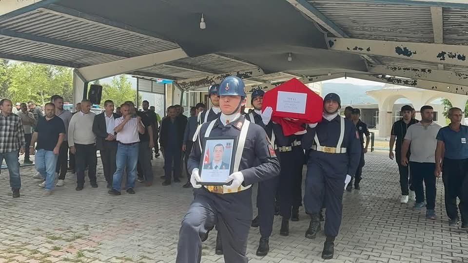 alitilkici38's tweet photo. Aksaray - Sultanhan ilçe jandarma komutanlığında görev yapan,Uzman Çavuş Samet Ceylan (2018-22524)yakalandığı amansız hastalıktan dolayı vefat etmiştir.
Ruhu şad mekanı cennet olsun.
Acılı ailesine rabbim sabır ihsan eylesin.
Kahraman Camiamızın Başı Sağolsun.🇹🇷
#UzmanÇavuş
@TEMUD_2024