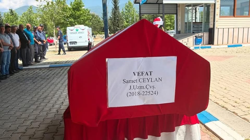 alitilkici38's tweet photo. Aksaray - Sultanhan ilçe jandarma komutanlığında görev yapan,Uzman Çavuş Samet Ceylan (2018-22524)yakalandığı amansız hastalıktan dolayı vefat etmiştir.
Ruhu şad mekanı cennet olsun.
Acılı ailesine rabbim sabır ihsan eylesin.
Kahraman Camiamızın Başı Sağolsun.🇹🇷
#UzmanÇavuş
@TEMUD_2024