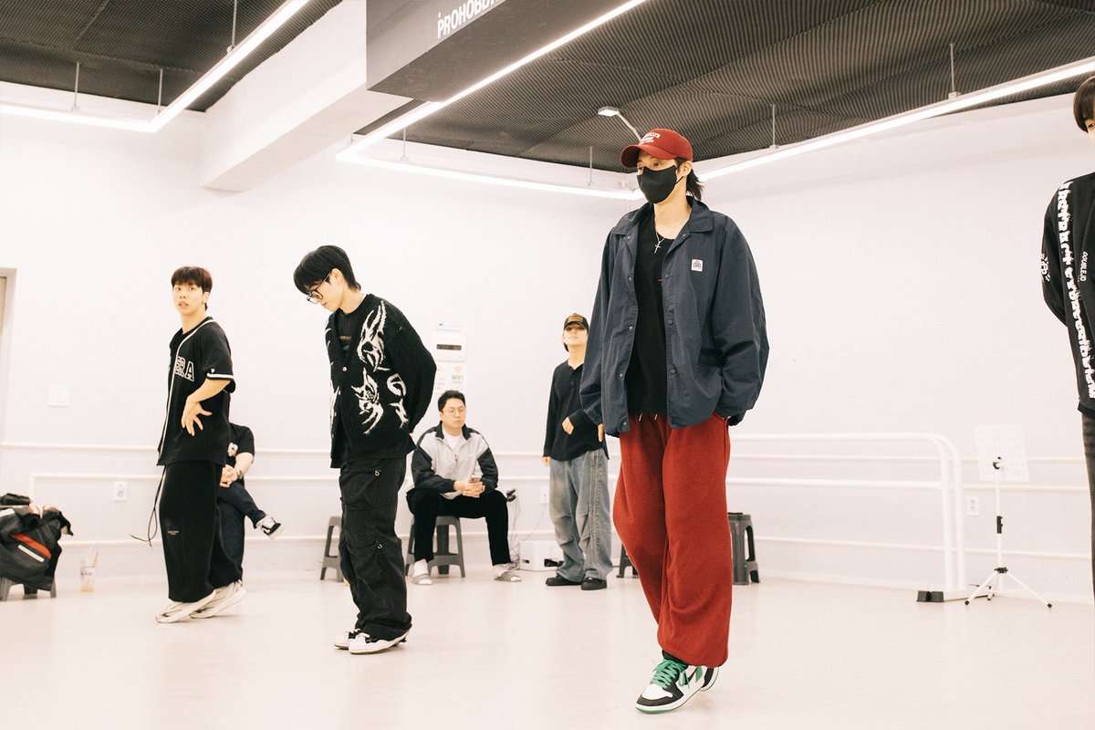 khj_heneciatwt's tweet photo. 데뷔 20주년을 기념해서 FIVE O ONE이 모였습니다. 15년 만의 합동 리허설... 힘들긴 하지만 추억이 새록새록 나면서 까먹었던 안무도 새록새록 기억나네요. 오랜 시간을 기다려 주신 팬분들께 소중한 추억을 만들어 드리기 위해 열심히 준비 중입니다. 7월까지 이 대장정을 준비하려면 힘들겠지만... 그래도 멤버 모두가 힘내서 하고 있으니 마냥 재미있기만 합니다~^^ 20주년 준비 잘해서 7월에 만나 뵙겠습니다.