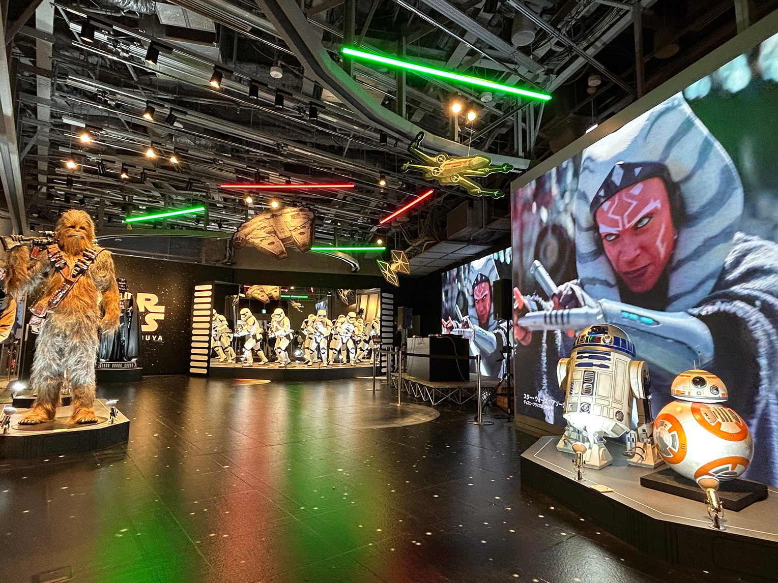 スターウォーズ看板 スターウォーズ看板 輪郭に見覚えがありすぎる謎の看板が東急