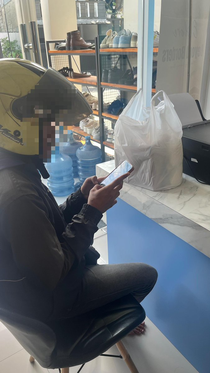 paddleepop's tweet photo. @grabindonesia gamau melindungi customer atau mitranya nih? Sejauh ini belum ada respon apapun dari grab dan kebijakan apapun. 

Ini ada beberapa foto driver yang mengantar orderan tersebut dan beberapa kali saya menghubungi cs @GrabID 

#grab #csgrab #penipuan https://t.co/VxDz5Y4xwu