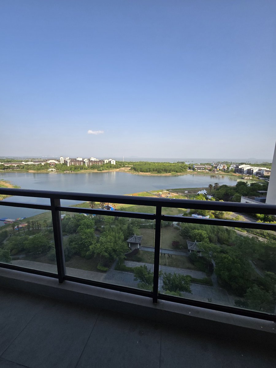 巢湖边上，这个阳台适合养狗