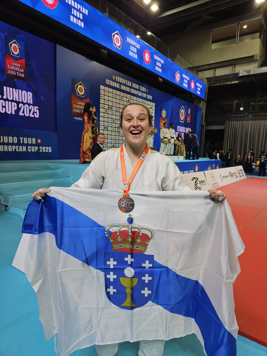La judoca eumesa , June Moreno , Plata 🥈 , en la Copa de Europa Junior de Estambul ( Turquía).
Con esta medalla se clasifica para el Campeonato de Europa y del Mundo Junior. 👏👏👏

#adjudoferrolterra #galiciajudo #judo