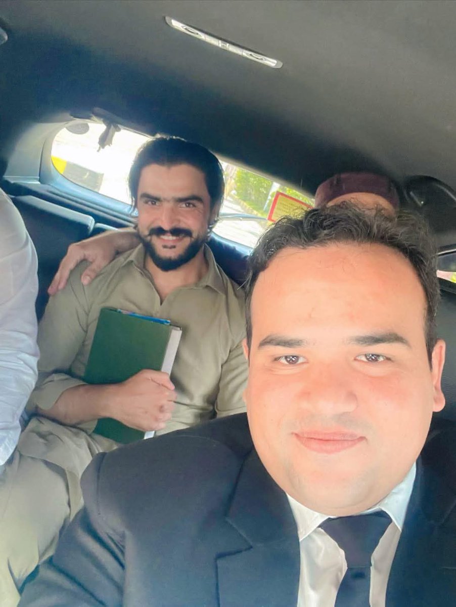 اپنی زندگی کی سب سے بڑی خوشی عمران خان   کے نظریے اور ملک پر  قربان کر کے ایک باپ آج رہا ہو گیا 
<a href="/PTIofficial/">PTI</a>