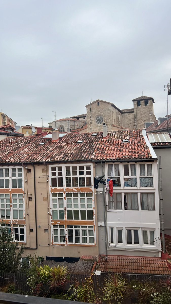 Eskerrik asko Burgos 🤍
Nuestro primer teatro aquí. Qué bonito anoche. Estamos felices. 

Ya en carretera de nuevo, nos vemos mañana, Llagostera 🙂‍↔️ <a href="/FestEspurnes/">Festival Espurnes</a>