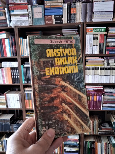 İnna lillah ve inna ileyhi râciun.

Zübeyir Yetik ağabey de Hakka yürümüş.
Daha çok bağıranın öne çıktığı bir ortamda kendi kozasına çekilerek dikkate şayan mahsuller vermiş bir değerimizdi. 

Allah rahmet eylesin. Mekânı cennet olsun.