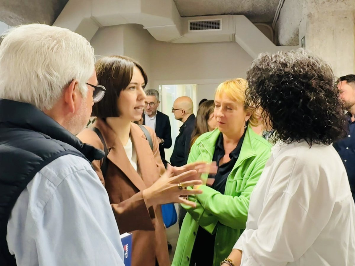 Reunió amb les i els nostres alcaldes per fer balanç de la reconstrucció.

Front al Consell que ni ha estat ni se li espera, ells són, junt al Govern d’Espanya, qui afronten esta tasca a peu de carrer.

1.745M d’€ als ajuntaments per tornar l’esperança que mereixem.

#VolemVotar