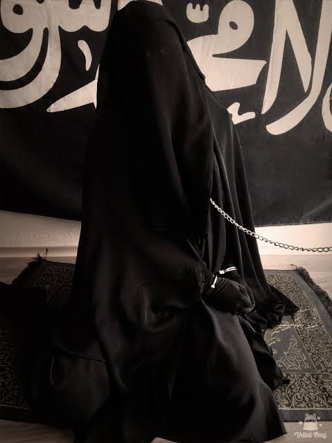 القيود اللي فرضها عليكي المجتمع والعادات والتقاليد اللي احنا فيها خلت الست برا حشمه وزي الراجل لكن العادات والتقاليد مقدرتش تسيطر علي شهوتك ورا الابواب المغلقه جيتيلي عشان تمارسي معايا الخضوع والسادية