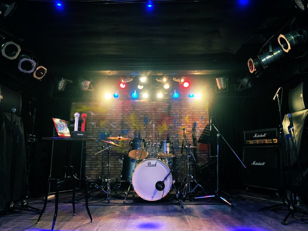 🪩カラオケBAR営業🪩

本日9日(金) 18:00-26:00 営業中！

DAM歌い放題＆飲み放題 1.5h ¥3,000 
(延長1h ¥2,000)

雨ですが気持ちは明るく✨
ライブハウスで歌いましょう🎤

#badkneelab
#BAR 
#KARAOKE