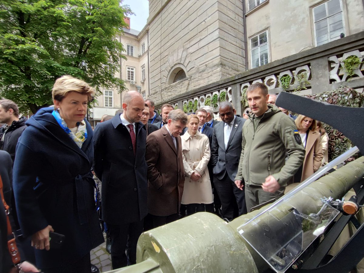 A Lviv sont présents une petite vingtaine de ministres de l'UE mais aussi David Lammy (Royaume-Uni) pour célébrer 1er pas officiel du tribunal spécial sur les crimes de guerre russes en Ukraine. Avant la réunion ils ont pu faire une petite visite des "prises de guerre" de drones