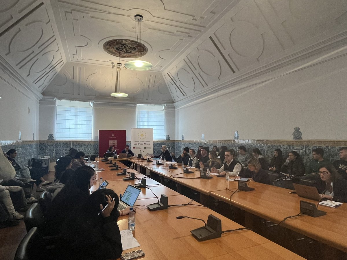 Continúan las XXVIII Jornadas sobre la Unión Europea <a href="/uclm_es/">Universidad de Castilla-La Mancha</a> #Toledo #EuropeDay2025 #DiaDeEuropa con la ponencia de <a href="/GuadamillasG/">Fátima Guadamillas G 🇪🇸🇺🇦</a> sobre autonomía estratégica en el ámbito de la economía 
<a href="/imdelga/">Isaac Martin</a>