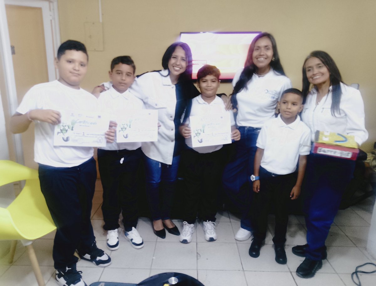 Los niños nos visitaron en ciencia en voz femenina