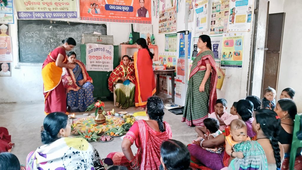 WCDOdisha's tweet image. Community events boost awareness and practices for better nutrition. #SadaKhia &amp;amp; #AnnaprashanDiwas are being celebrated at AWCs in Sambalpur to promote nutrition during pregnancy and proper #ComplementaryFeeding at 6 months. 

#OdishaCares
@MinistryWCD @PoshanAbhiyaan
@IPR_Odisha