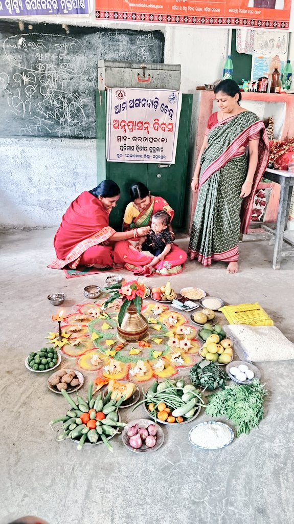 WCDOdisha's tweet image. Community events boost awareness and practices for better nutrition. #SadaKhia &amp;amp; #AnnaprashanDiwas are being celebrated at AWCs in Sambalpur to promote nutrition during pregnancy and proper #ComplementaryFeeding at 6 months. 

#OdishaCares
@MinistryWCD @PoshanAbhiyaan
@IPR_Odisha
