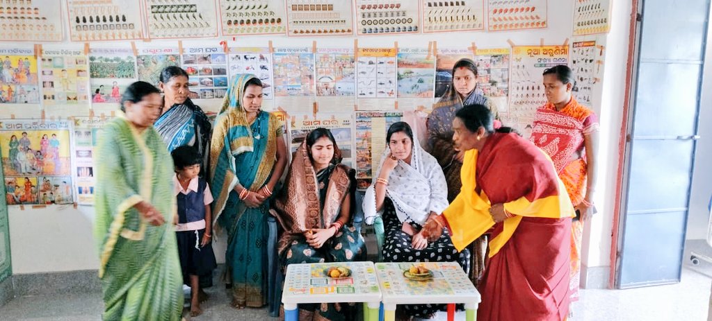 WCDOdisha's tweet image. Community events boost awareness and practices for better nutrition. #SadaKhia &amp;amp; #AnnaprashanDiwas are being celebrated at AWCs in Sambalpur to promote nutrition during pregnancy and proper #ComplementaryFeeding at 6 months. 

#OdishaCares
@MinistryWCD @PoshanAbhiyaan
@IPR_Odisha