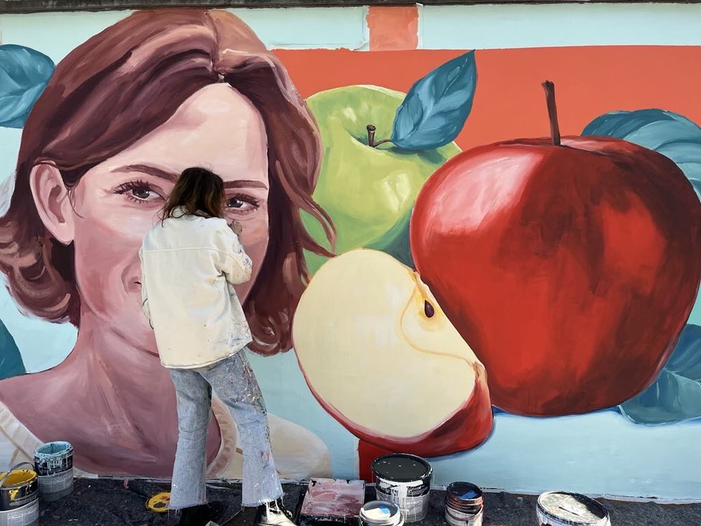 Fondation BNP Paribas (@fondationbnpp) on Twitter photo 🖌️Après <a href="/ZahiaZIOUANI/">Zahia Ziouani</a> et <a href="/DiataResonantes/">Diariata N'Diaye</a>, notre dernière fresque street-art :
🔬 <a href="/CornilleAmand/">Amandine Cornille (she/her)</a> by #MojitoFraise à Amiens (@garesconnexion) !
Chercheuse au <a href="/CNRS/">CNRS 🌍</a>, elle pilote le projet FRUIT RESCUE, lauréat #ClimateBiodiversity Initiative 2022
➡️ bnpp.lk/E2zRaE 🖌️Après <a href="/ZahiaZIOUANI/">Zahia Ziouani</a> et <a href="/DiataResonantes/">Diariata N'Diaye</a>, notre dernière fresque street-art :
🔬 <a href="/CornilleAmand/">Amandine Cornille (she/her)</a> by #MojitoFraise à Amiens (@garesconnexion) !
Chercheuse au <a href="/CNRS/">CNRS 🌍</a>, elle pilote le projet FRUIT RESCUE, lauréat #ClimateBiodiversity Initiative 2022
➡️ bnpp.lk/E2zRaE