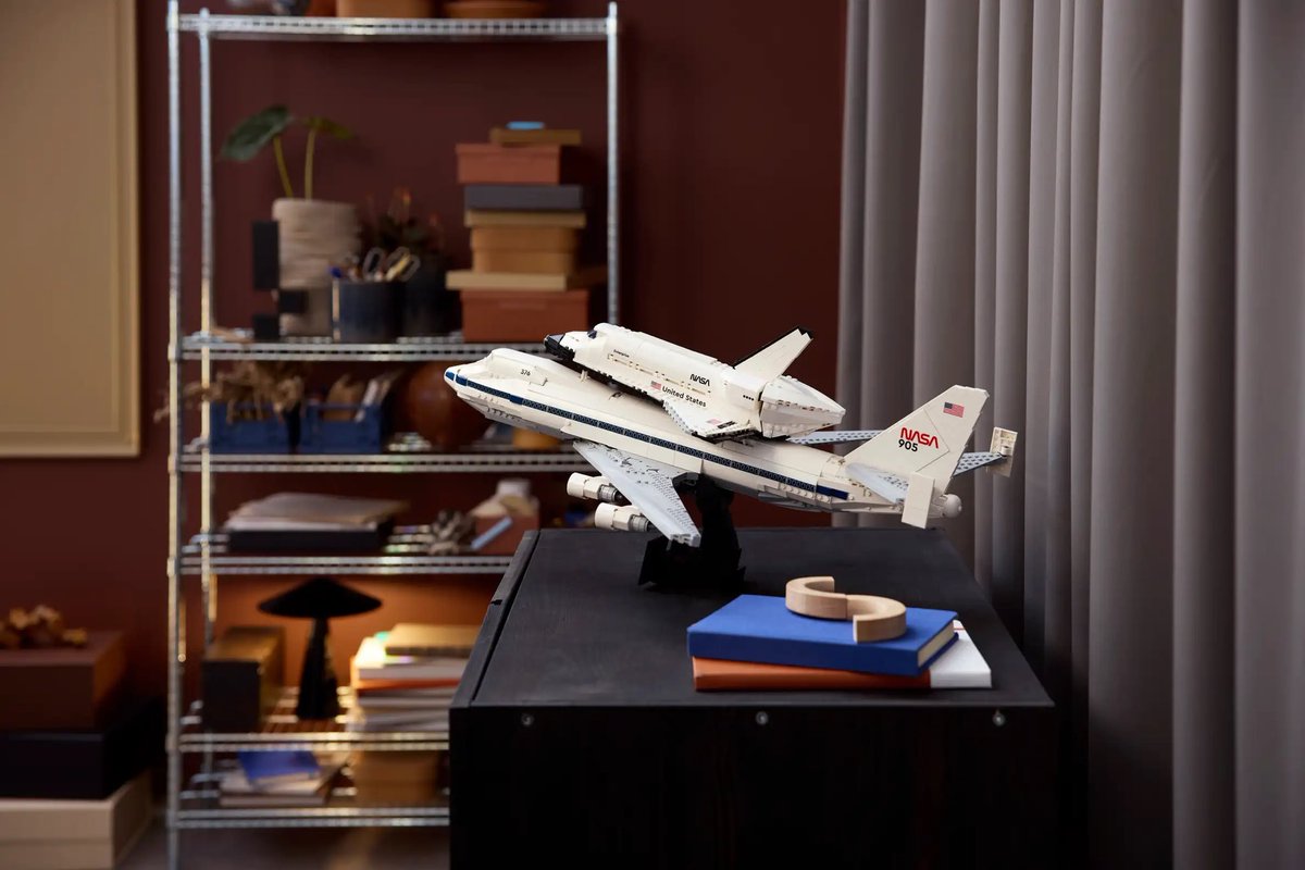 airplusnews's tweet photo. 🔴 LEGO vient de dévoiler le nouveau set NASA avec le célèbre Shuttle Carrier Aircraft composé d'un Boeing 747 et de la navette spatiale Enterprise.

▫️Disponible dès le 18 mai en France, au prix de 229€. https://t.co/Nn2mXz2Pbi