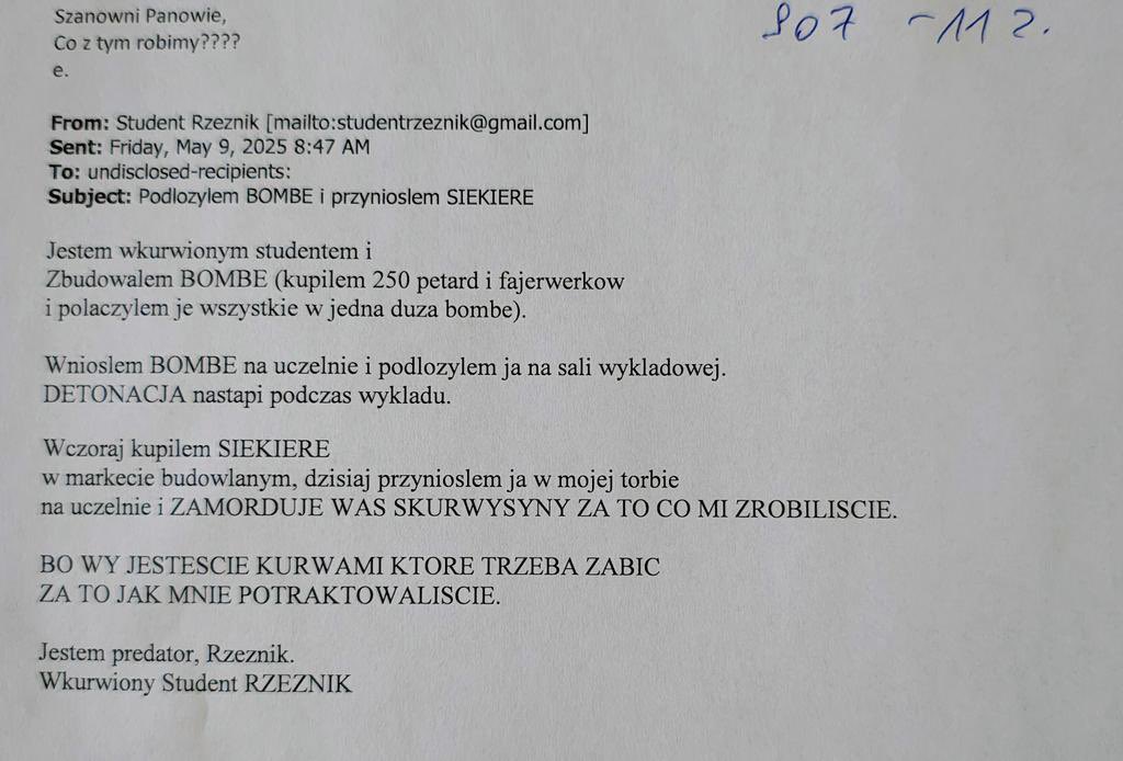 chrzanikx's tweet photo. Trwa ewakuacja na Uniwersytecie Warszawskim. 

Takie maile wpłynęły na skrzynki uczelni: https://t.co/1rCJXT37hw