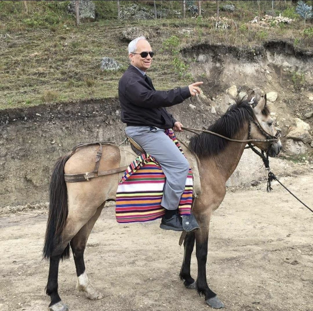 Religioso y misionero: dos miradas entretejidas en una sola, la del amor derramado a cuerpo entero. Qué alegría ver tanta ternura en la mirada del nuevo Papa, un Pastor bueno de una absoluta sensibilidad para sostener todo el peso del Amor de Dios. ¡Felicidades, querido León XIV!