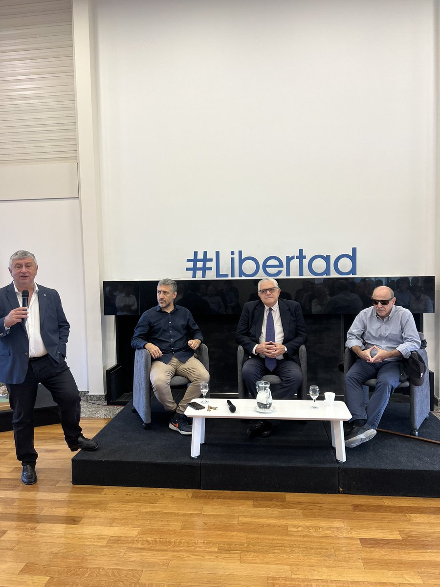 Hoy recibimos en nuestra casa al Diputado Nacional <a href="/rlopezmurphy/">Ricardo López Murphy</a> que, junto al Doctor Walter Castro, el Economista Jefe de la Fundación, <a href="/lvillegas22/">Luciano Villegas</a>, socios y empresarios, compartieron un análisis de las perspectivas económicas luego de la salida del cepo cambiario.