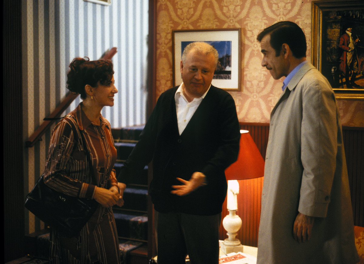 ¿Qué capítulos veremos hoy? Seguimos con la primera temporada en <a href="/SquirrelTVES/">SquirrelTV</a> y esta tarde, a las 17h, lo hacemos con otros tres capítulos:

Capítulo 13 Una Nochebuena con Esperanza
Capítulo 11. Noche de reyes
Capítulo 12. Pretérito imperfecto 

¡Os esperamos!
#CuéntameDeNuevo