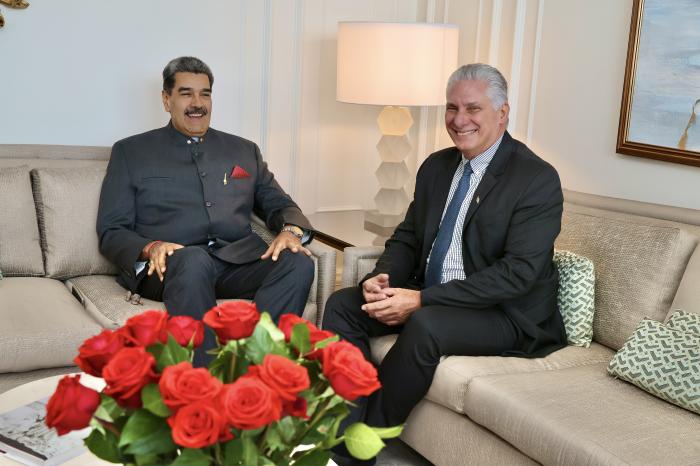 🇻🇪🇨🇺🇷🇺Honores a Bolívar en Moscú.

📍Ambos presidentes asisten a las celebraciones por el 80 aniversario de la victoria en la Gran Guerra Patria.

🔗 acortar.link/pmun6G