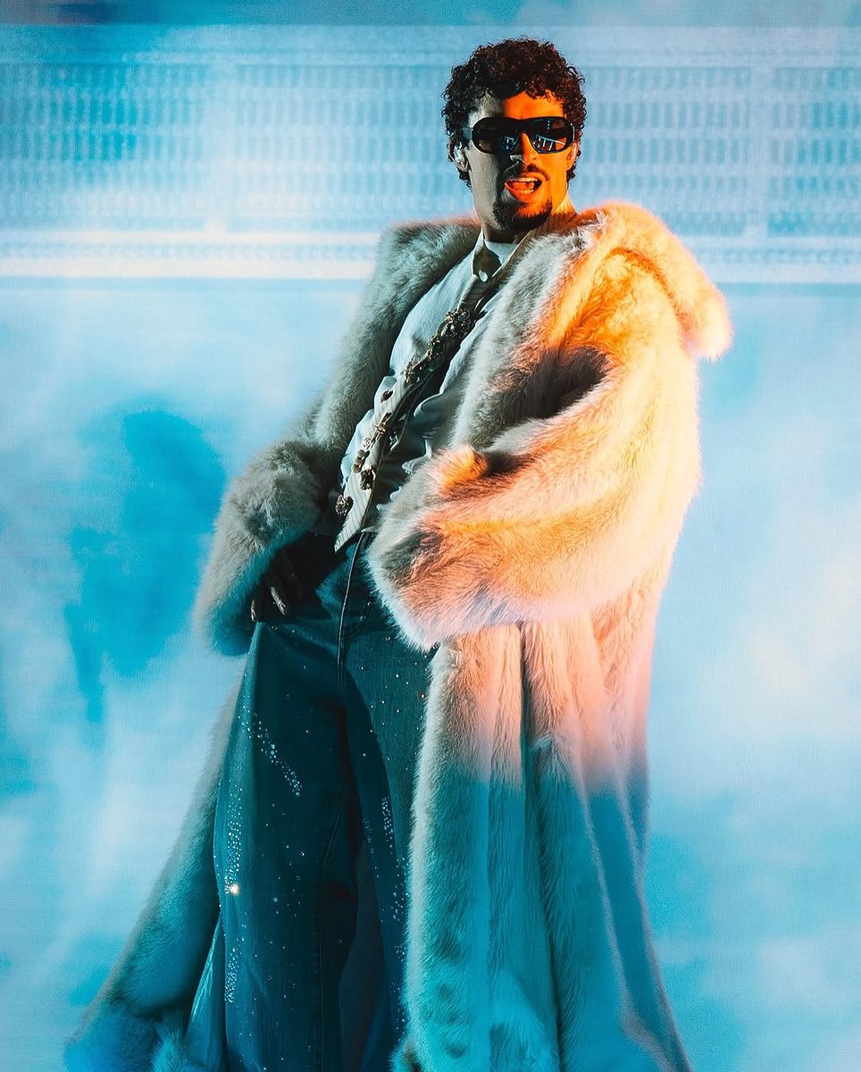BadBunnyBrasil's tweet photo. 🏟️ É OFICIAL!

Bad Bunny esgota TODOS os ingressos do seu primeiro show no Brasil no dia 20 de fevereiro de 2026 em 1 hora.

─ Benito se torna o primeiro artista latino a atingir o topo do Spotify Global com música solo a lotar um show em estádio no Brasil. 👑 https://t.co/AjmkTvLZGu