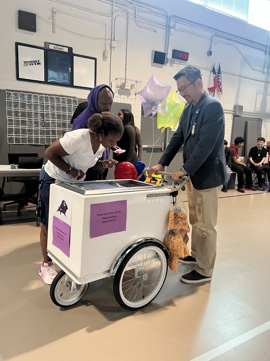 David Lee (@davidjlee25) on Twitter photo I just loved being able to treat our outstanding teachers with ice cream. Paletero for a day! I just loved being able to treat our outstanding teachers with ice cream. Paletero for a day!