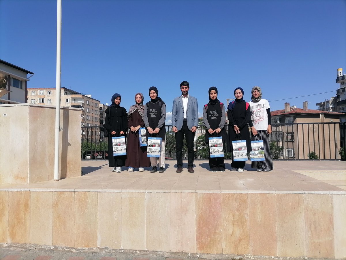 Türkiye Münazara Yarışmasında okulumuzu temsil edip yarı finale yükselen öğrencilerimize Okul Müdürümüz Mehmet TURA tarafından hediyeleri takdim edildi. Öğrencilerimizi tebrik ediyoruz...
<a href="/tcmeb/">Millî Eğitim Bakanlığı</a>  <a href="/Diyarbakirmem/">Diyarbakır İl Millî Eğitim Müdürlüğü</a> <a href="/Murat4Kucukali/">Murat Küçükali</a> <a href="/YenisehirMEM/">Yenişehir İlçe Milli Eğitim Müdürlüğü</a> <a href="/husamettin_atli/">Hüsamettin ATLI</a> <a href="/mehmet00210/">Mehmet TURA</a>
