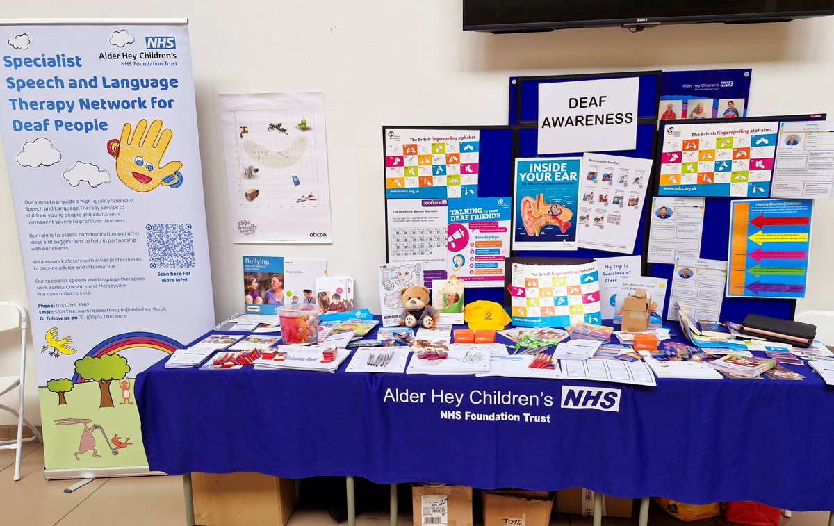 SpSLTnetwork's tweet image. Happy #DeafAwarenessWeek from the team at the Specialist SLT Network for Deaf People!