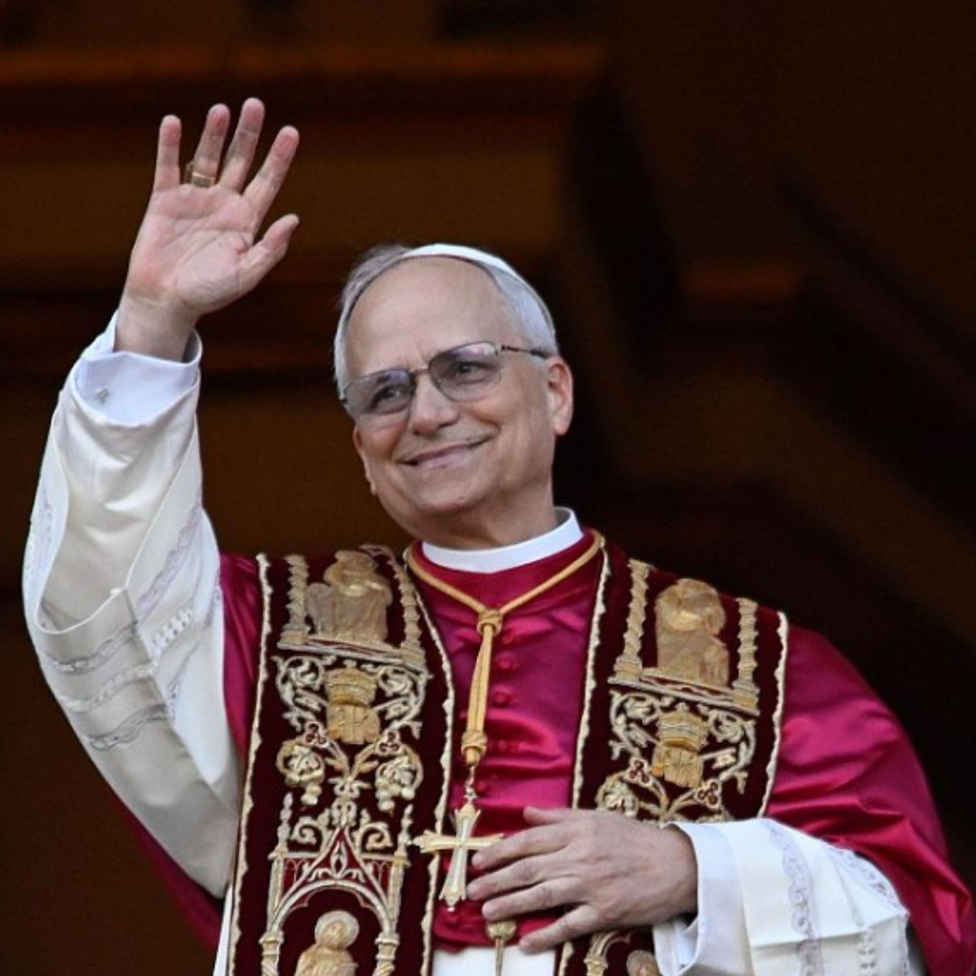 Des de l'Escola Pia de Catalunya felicitem el nou Papa, Lleó XIV, per la seva designació ahir al Vaticà com a màxim representant de l'Església Catòlica. La seva primera intervenció pública ens omple d'esperança, per la seva determinació en favor de la pau i el diàleg.