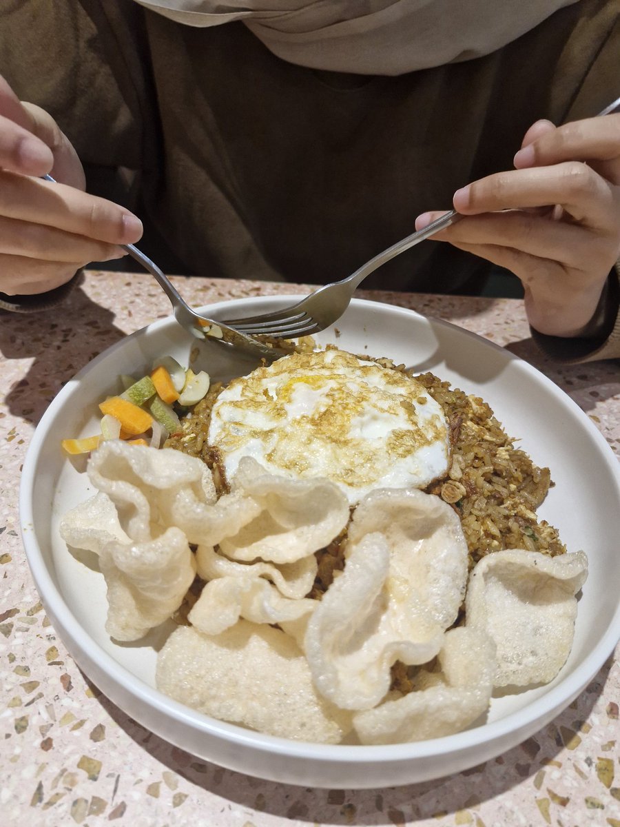 FHasiolan's tweet photo. Nyobain makan di Ruma Elok di Bintaro. Resto ini kalau pagi biasanya rame banget, karena emang banyak menu yang enak untuk sarapan. Karena sekarang datengnya untuk makan malem, kami pilih nasi goreng dan mie kari, dua-duanya enak. https://t.co/CPHpWHt1gc