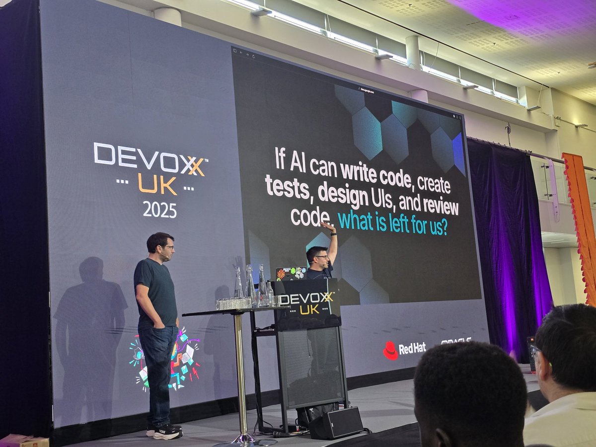 antetmc2's tweet image. Closing keynote time!! @DevoxxUK #DevoxxUK #conference #development
