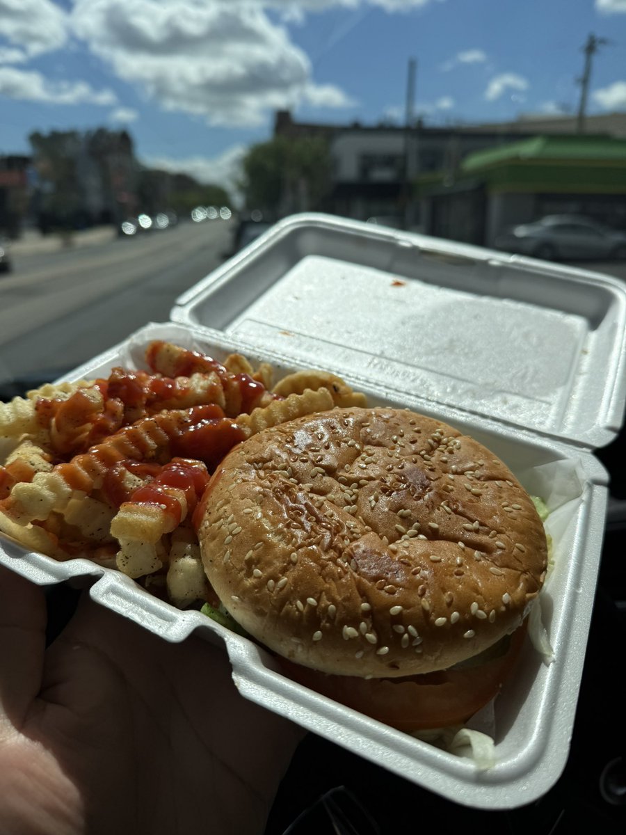 Cheeseburger platter is another staple in the hood that no one talks about. 

youtu.be/Z094zlMZJFk?si…