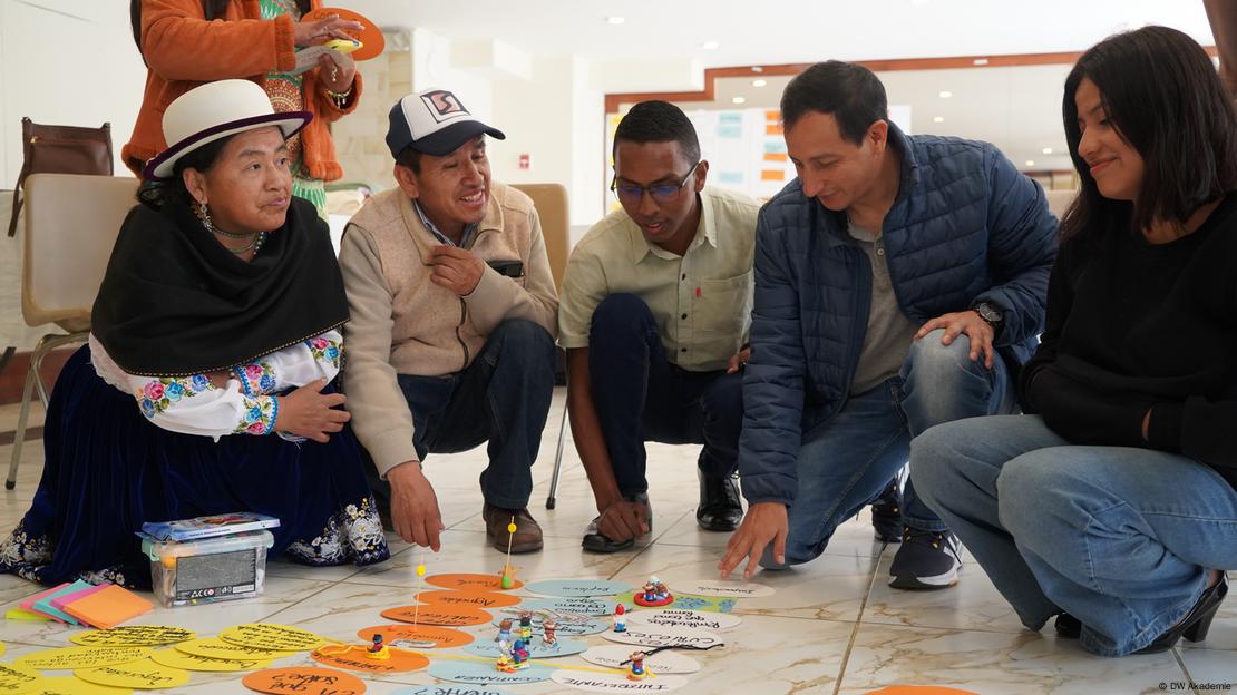 dw_akademie's tweet image. Journalists and communicators from Ecuador participated in training and editorial mentoring workshops, developing skills to investigate the basic public services in their localities.
Through virtual meetings and hands-on workshops, the 42 participants learned to research and…
