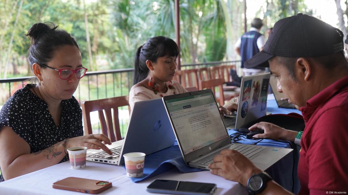 dw_akademie's tweet image. Journalists and communicators from Ecuador participated in training and editorial mentoring workshops, developing skills to investigate the basic public services in their localities.
Through virtual meetings and hands-on workshops, the 42 participants learned to research and…