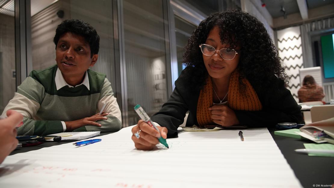 dw_akademie's tweet image. Journalists and communicators from Ecuador participated in training and editorial mentoring workshops, developing skills to investigate the basic public services in their localities.
Through virtual meetings and hands-on workshops, the 42 participants learned to research and…