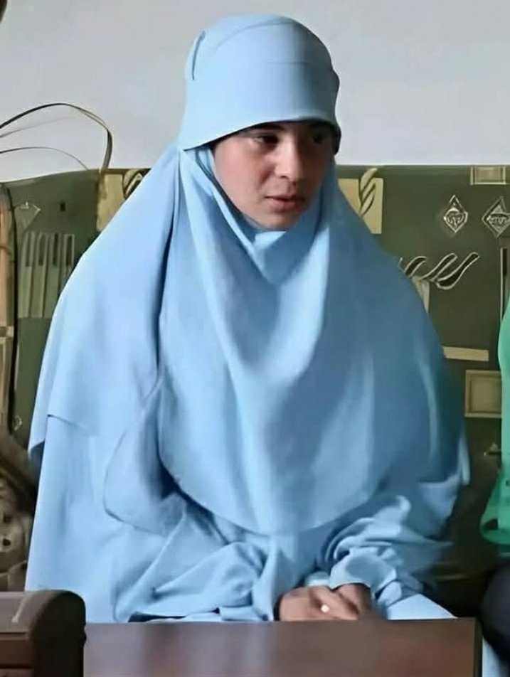 صرعونا على منصة X بهذه الصورة للانسانة المؤمنة السورية كانت شيعية وتزوجت من سني واتبعت عقيدة زوجها وتخمرت والتزمت بدينها. اصبحت في التغريدات سبية واخرى اعتداء عليها واخرى سجنوها واخرى واخرى وكثير من التغريدات. المسألة بالهجوم انها شيعية واصبحت سنية هذا ملخص الهجوم عليها.