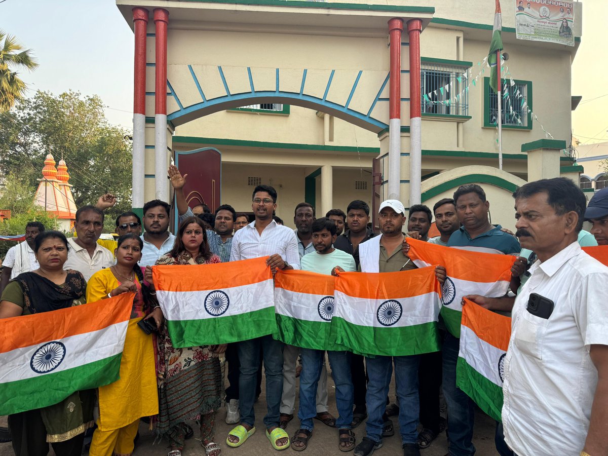 Abhijit Raj (@abhijitrajinc) on Twitter photo भारतीय सेना के शौर्य और पराक्रम के सम्मान में <a href="/IYCJharkhand/">Jharkhand Youth Congress</a> के निर्देशानुसार आज पाकुड़ में युवा जिला अध्यक्ष बेलाल शेख़ के नेतृत्व में आयोजित गौरवशाली "तिरंगा यात्रा" निकाली गई।
यह यात्रा हमारे वीर जवानों के अद्वितीय साहस, राष्ट्रप्रेम और बलिदान को समर्पित है।
जय हिन्द, जय भारतीय सेना के शौर्य और पराक्रम के सम्मान में <a href="/IYCJharkhand/">Jharkhand Youth Congress</a> के निर्देशानुसार आज पाकुड़ में युवा जिला अध्यक्ष बेलाल शेख़ के नेतृत्व में आयोजित गौरवशाली "तिरंगा यात्रा" निकाली गई।
यह यात्रा हमारे वीर जवानों के अद्वितीय साहस, राष्ट्रप्रेम और बलिदान को समर्पित है।
जय हिन्द, जय