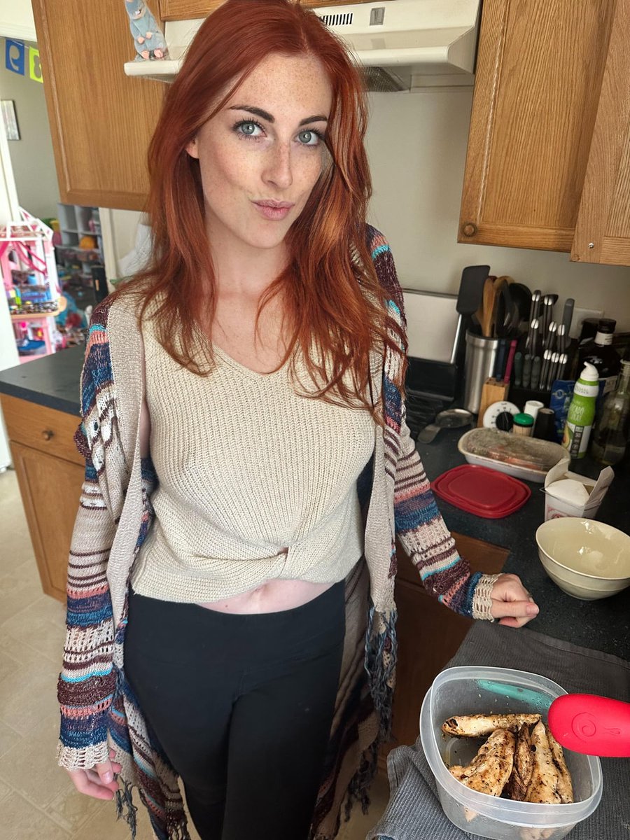 MomsGoneWild8's tweet image. Making lunch you want in?