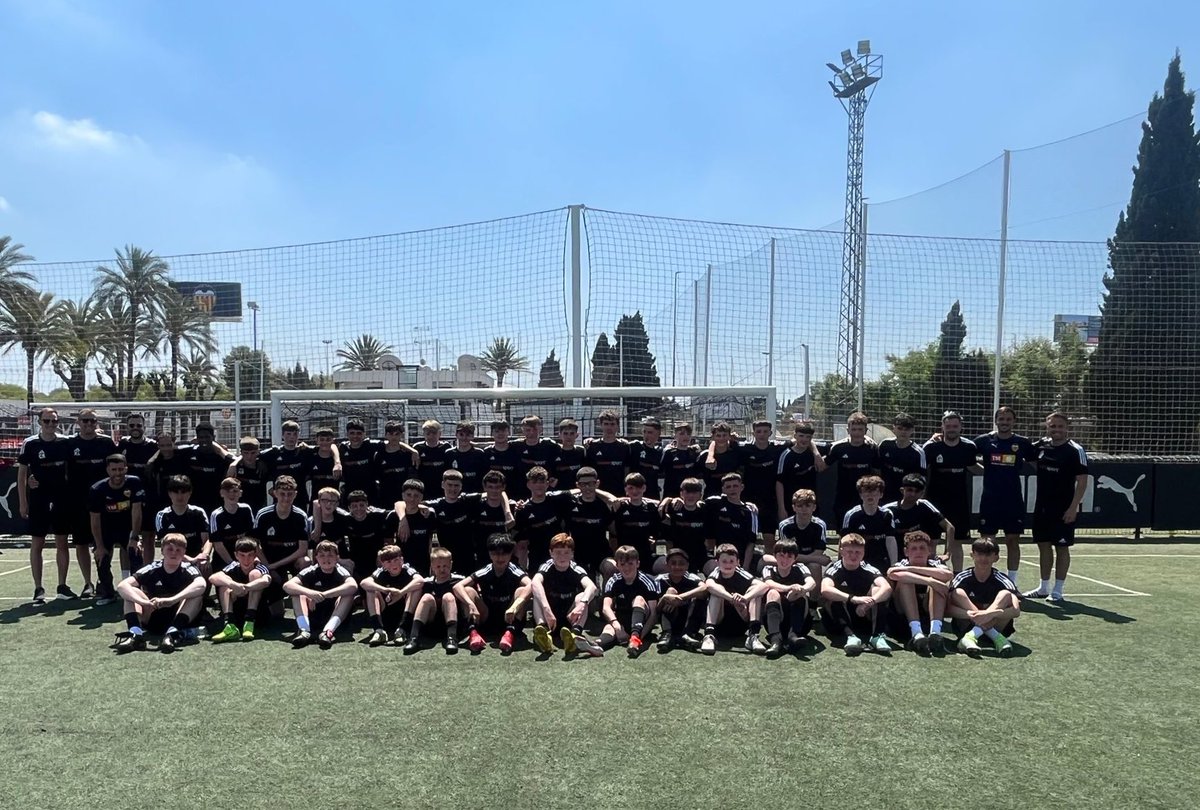 One last team pic at the training ground 📷 <a href="/stninianshigh/">Saint Ninian's</a> <a href="/inspiresport/">inspiresport</a> <a href="/valenciacf_en/">Valencia CF</a>